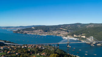 Bucht von Vigo Häuser Brücke Schiffe
