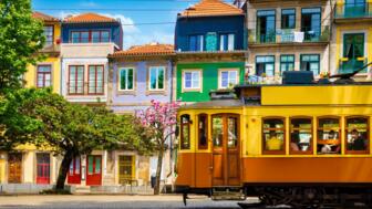 Stadt Porto farbenfrohe  Häuser Straßenbahn
