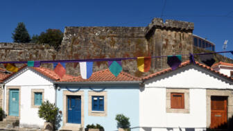 Häuser an der Mauer der Burg von Vila Nova de Cerveria