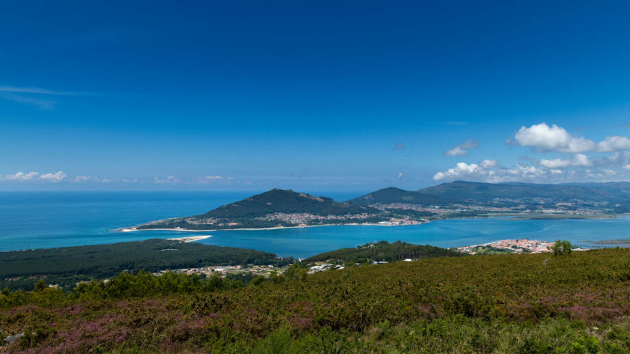 Panoramablick auf die Minho-Mündung an der Grenze zwischen Portugal und Spanien, tolle Berglandschaften
