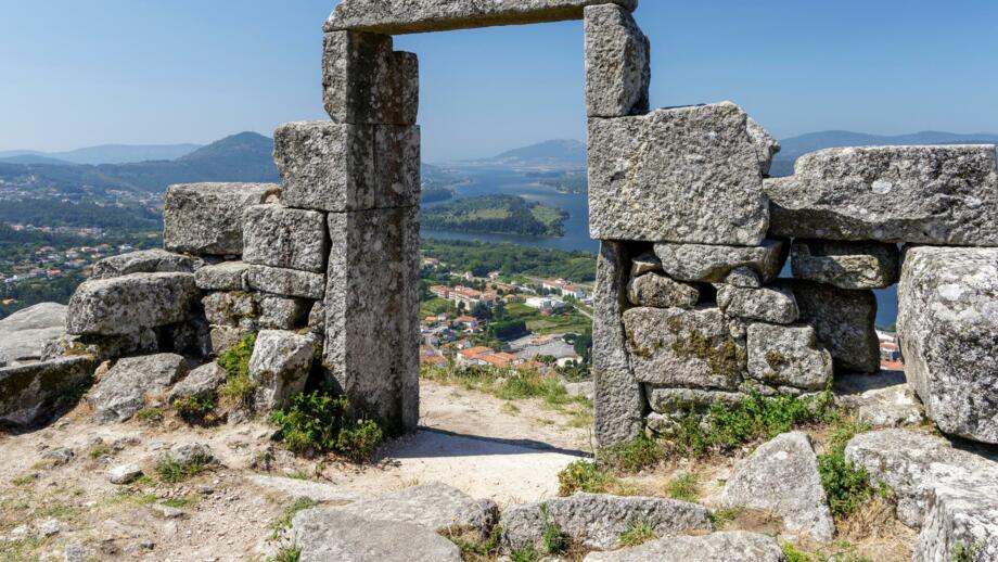 Panoramasicht auf die Mündung des Flusses Miño durch eine altes Tor aus Steinen