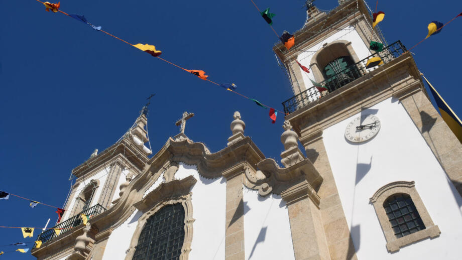 San Cipriano Kirche mit kleinen bunten Fähnchen