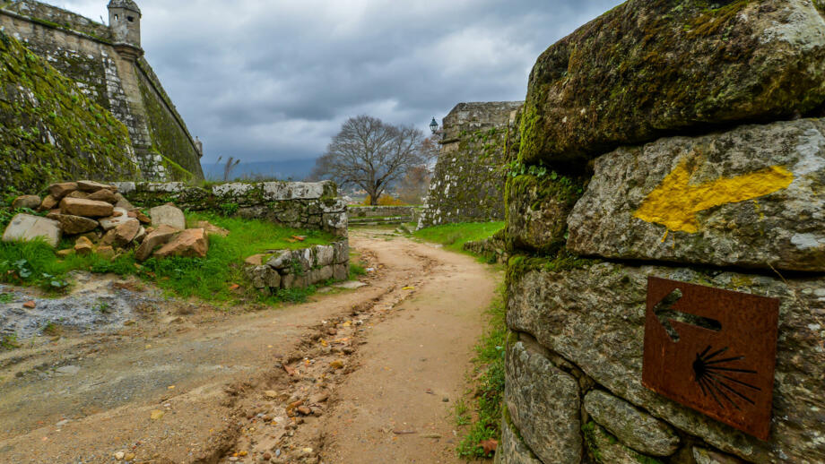 Weg zeigender Pfeil für die Pilger an einer Steinmauer durch Valenca an der portugiesisch-spanischen Grenze