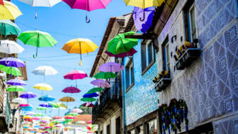 Regenschirme der Straße entlang in Vila Nova de Cerveira