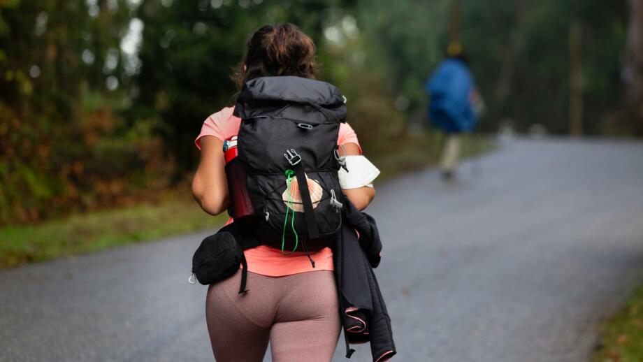 Zwei Pilger mit Rucksack auf dem portugiesischen Camino de Santiago in O Viso