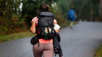 Zwei Pilger mit Rucksack auf dem portugiesischen Camino de Santiago in O Viso