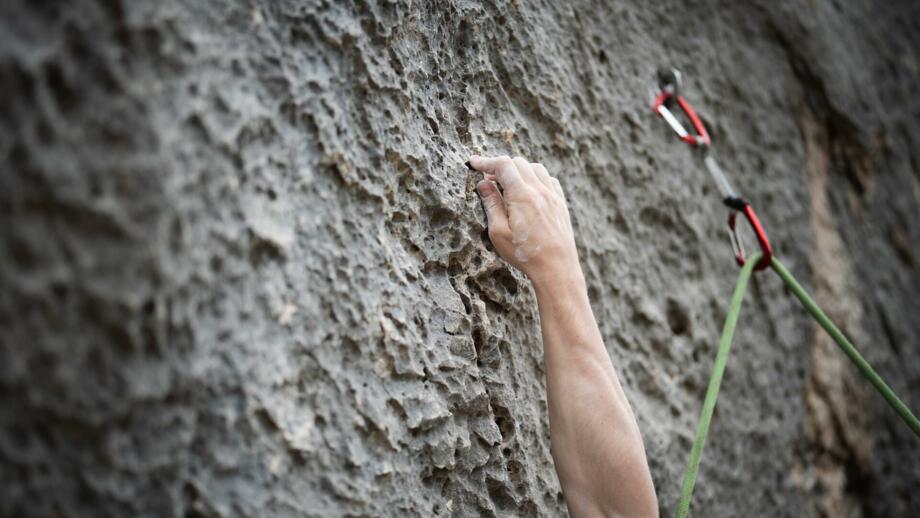 Kletterhand beim Einhängen
