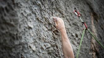 Kletterhand beim Einhängen