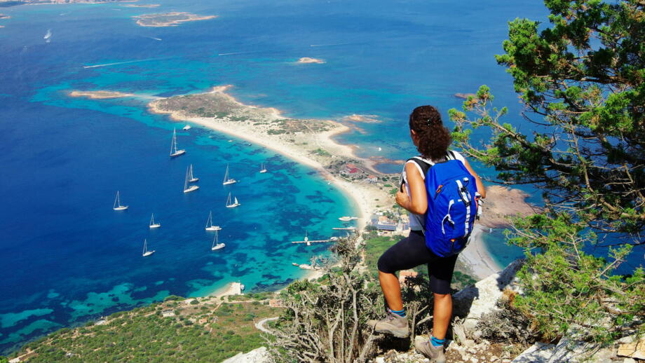 Blick aufs Meer mit Kletterin