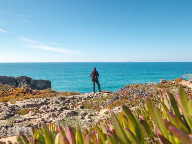 Wanderer an einer felsigen Klippe