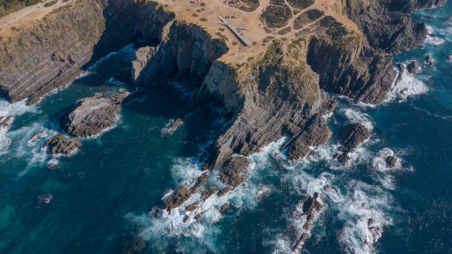 Felsklippen und Meer am Kap Sarda0