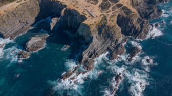 Felsklippen und Meer am Kap Sarda0
