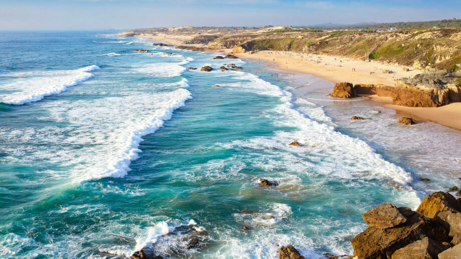 Brandung des Ozeans an der Westküste de Alentejo mit Sandstrand