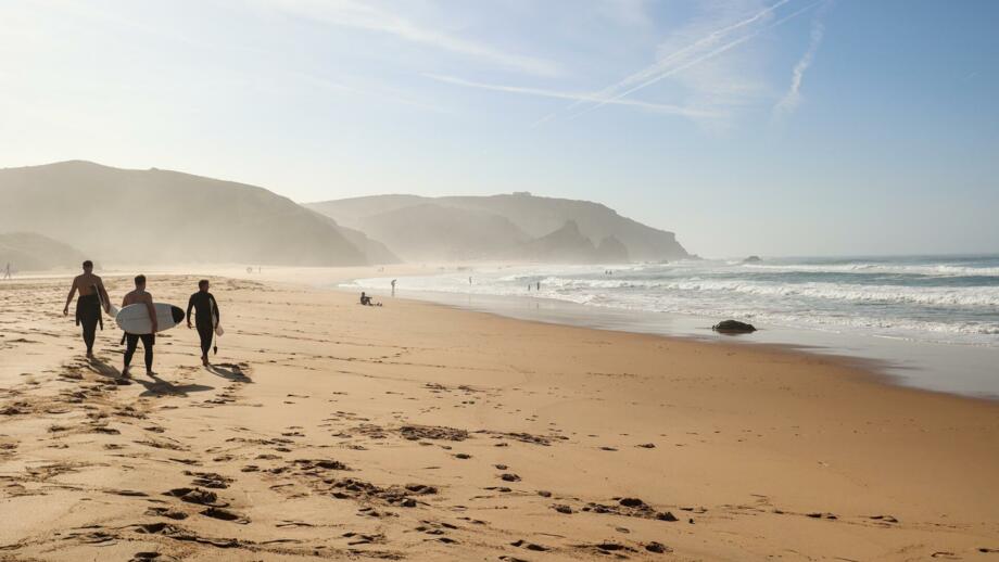 Strand bei Sagres mit Surfern