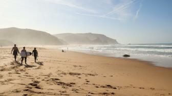 Strand bei Sagres mit Surfern