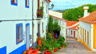 Farbenfrohe Häuser in Aljezur an der Costa Vicentina