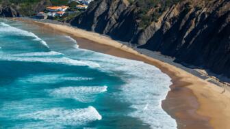 Strand von Arrifana mit Meer und Fekseb an Fischerpfad