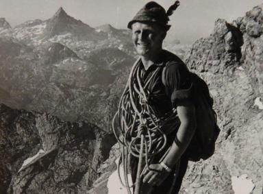 Schwarz-weiß Aufnahme eines Bergsteigers