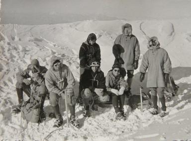 schwarz-weiß Aufnahme einer Gruppe Bergsteiger im Schnee