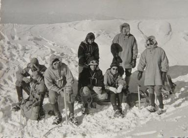 Die ersten Bergsportgruppen schwarz-weiß Aufnahme einer Gruppe Bergsteiger im Schnee