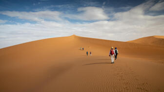 Marokko-Sahara-Erg Cheggaga-Wanderer.jpg