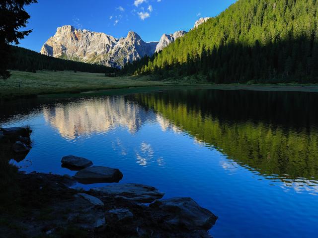 Die Dolomitengipfel spiegeln sich im Lago di Calaita