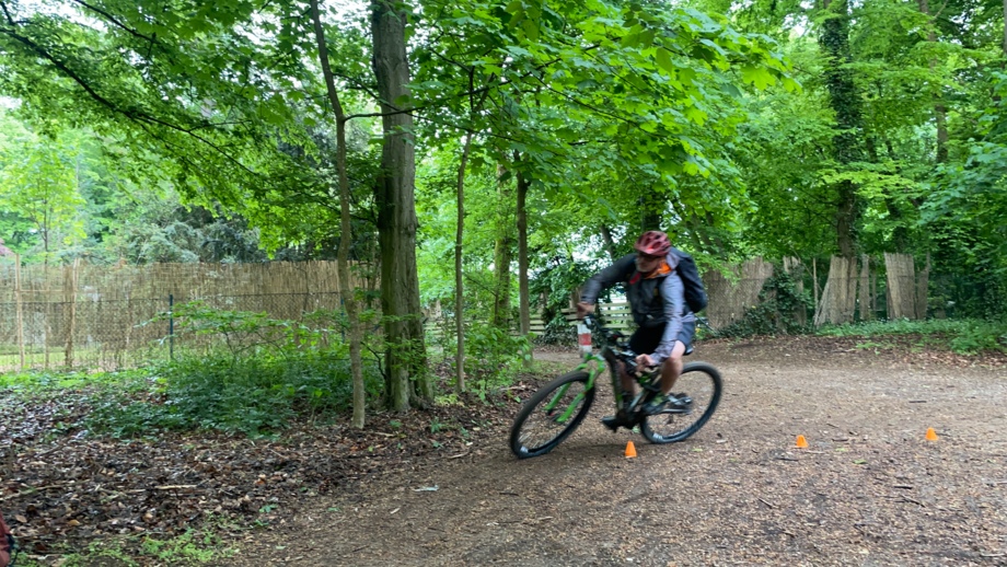 Eine Mountainbikerin während des MTB-Fahrtechniktrainings im Wald.