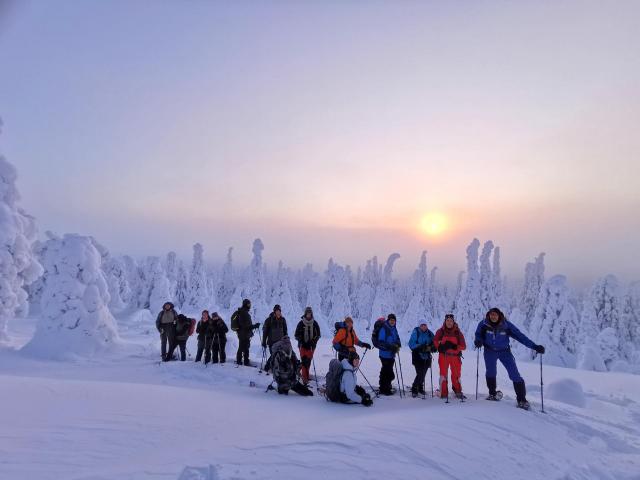 Schneeschuhwandern im verschneiten Finnland
