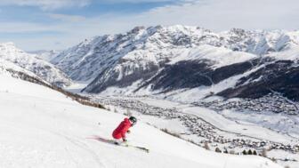 Skifahrer in der Abfahrt auf der Piste