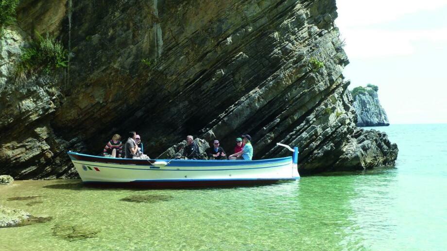 Gruppe mit dem Boot unterwegs