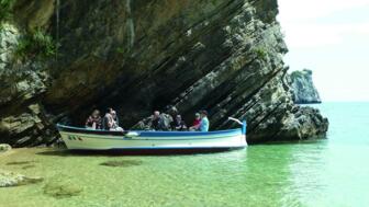 Gruppe mit dem Boot unterwegs