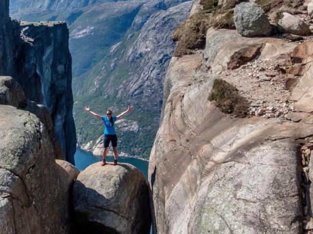 Wanderin in Norwegen am Kjeragbolten