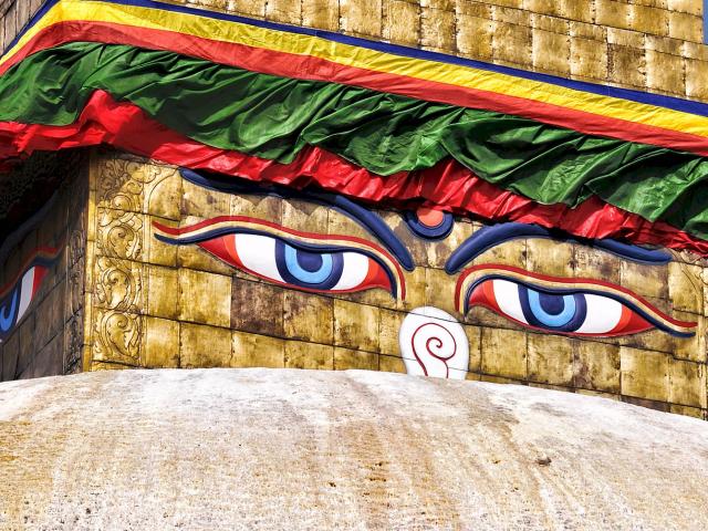 Farbenfrohe buddhistische Pagoda in Nepal mit Buddhas Augen der Weisheit