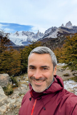 Markus Loris - Bergwanderführer DAV Summit Club Bergwanderführer Markus Loris zu sehen in einem Selfie vor wunderschöner Bergkulisse