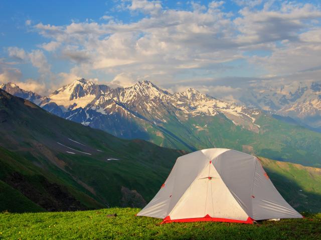 Zelt Trekking in der Natur Georgiens