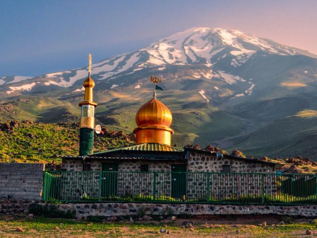 Blick auf den Demavand mit Moschee