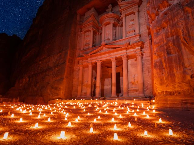 Blick auf Petra bei Nacht mit Kerzen