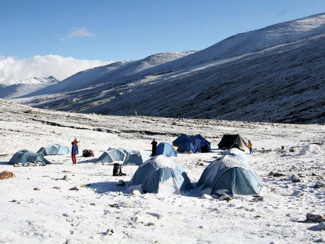 Zelt-Trekking Basecamp mit Bergen im Hintergrund in Indien