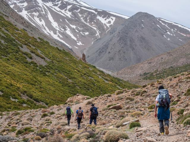 Wanderer inmitten von Geröll im Hohen Atlas