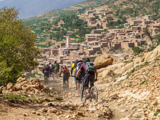 Eine Gruppe an MTB unterwegs im Atlas Gebirge