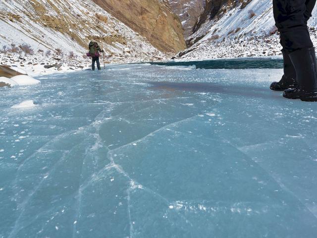 Eisfluss Zanskar mit Menschen drauf in Ladakh Indien