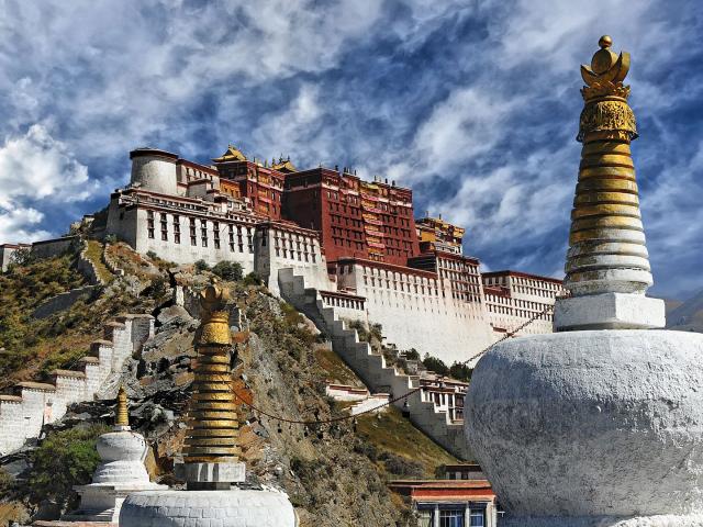 Potala Palast von unten in Tibet