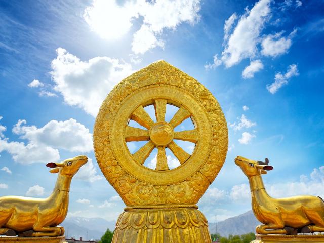 Mandala mit zwei Rehen auf dem Dach des Jokhang Tempels in Lhasa Tibet