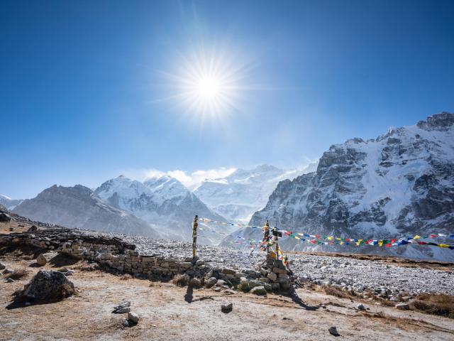 Das Kangchendzönga Basecamp bei strahlendem Sonnenschein