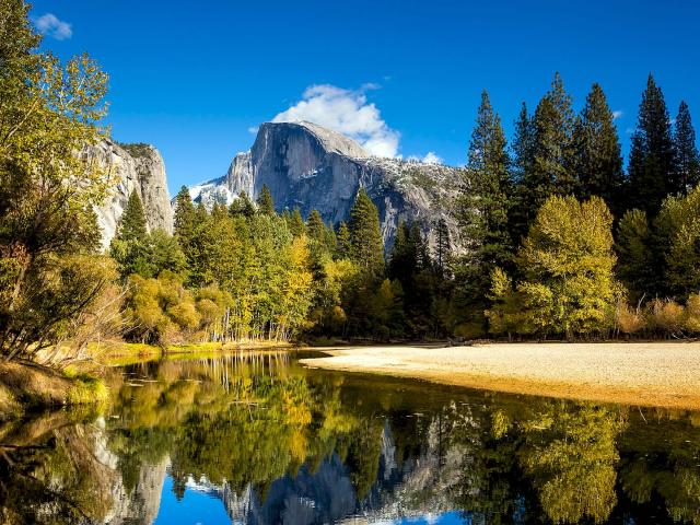 Blick auf den Half Dome eim wandern im Yosemite Nationalpark