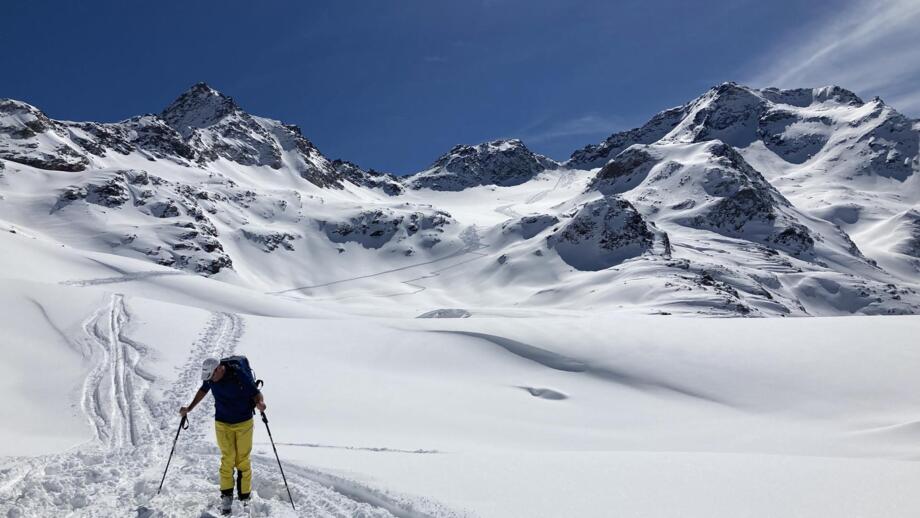 Skitourengeher im Aufstieg rund um Piz Sesvenna