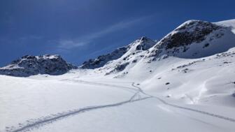 Aufstiegsspur im sonst unverspurten Schnee in der Sesvennagruppe