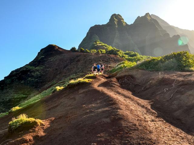 Gruppen von Wanderer im Kalalau Tal mit Bergen im Hintergrund