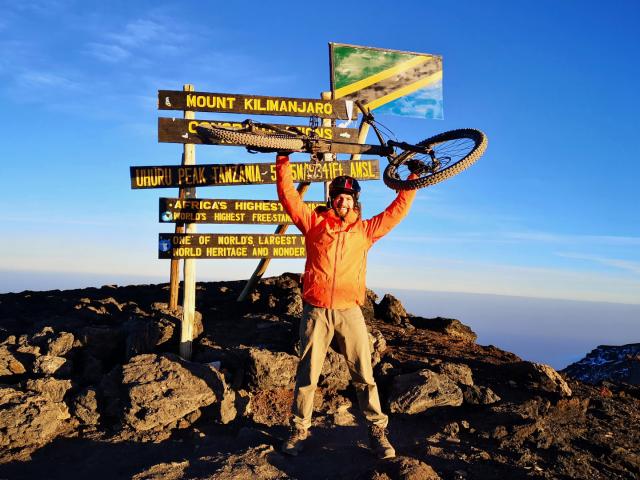 Mountainbiker am Gipfel des Kilimandscharo