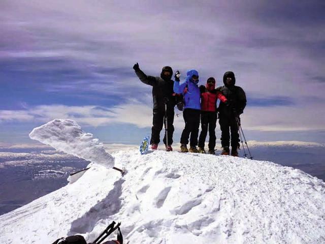 Gruppen von Menschen auf dem Gipfel Ararat